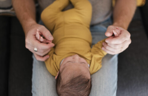 Papa avec bébé sur les genoux