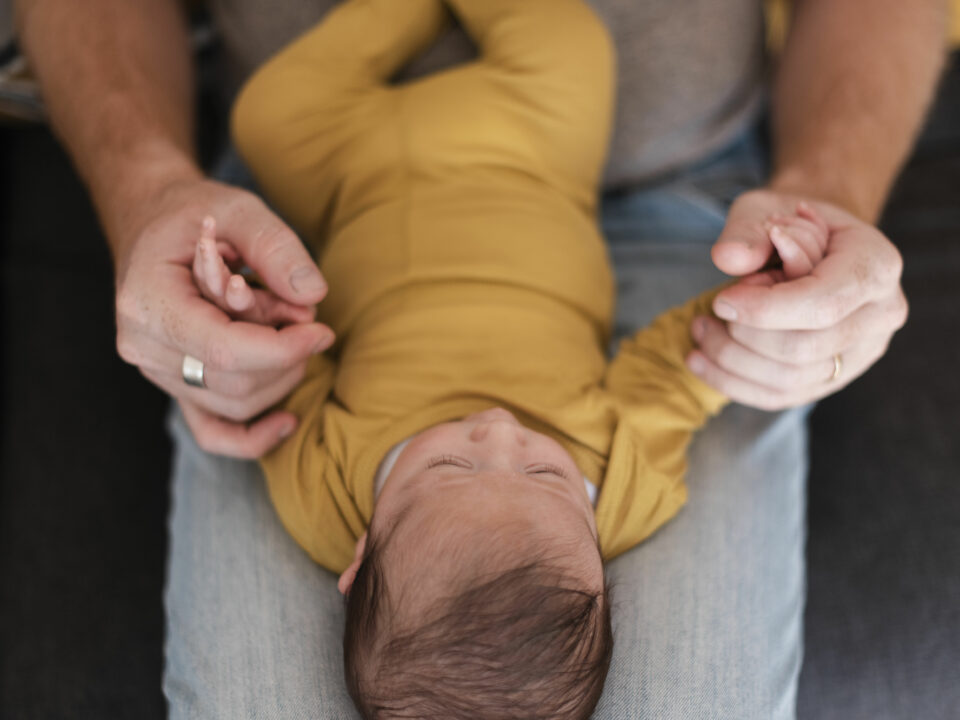 Papa avec bébé sur les genoux