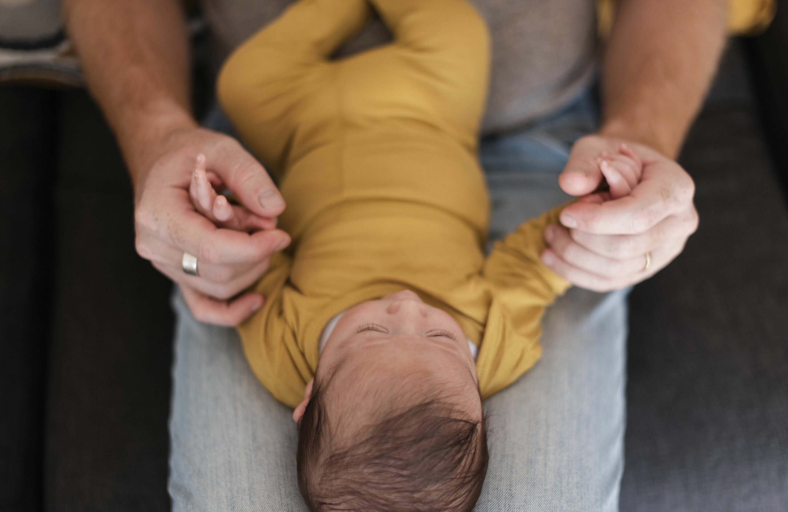 Papa avec bébé sur les genoux